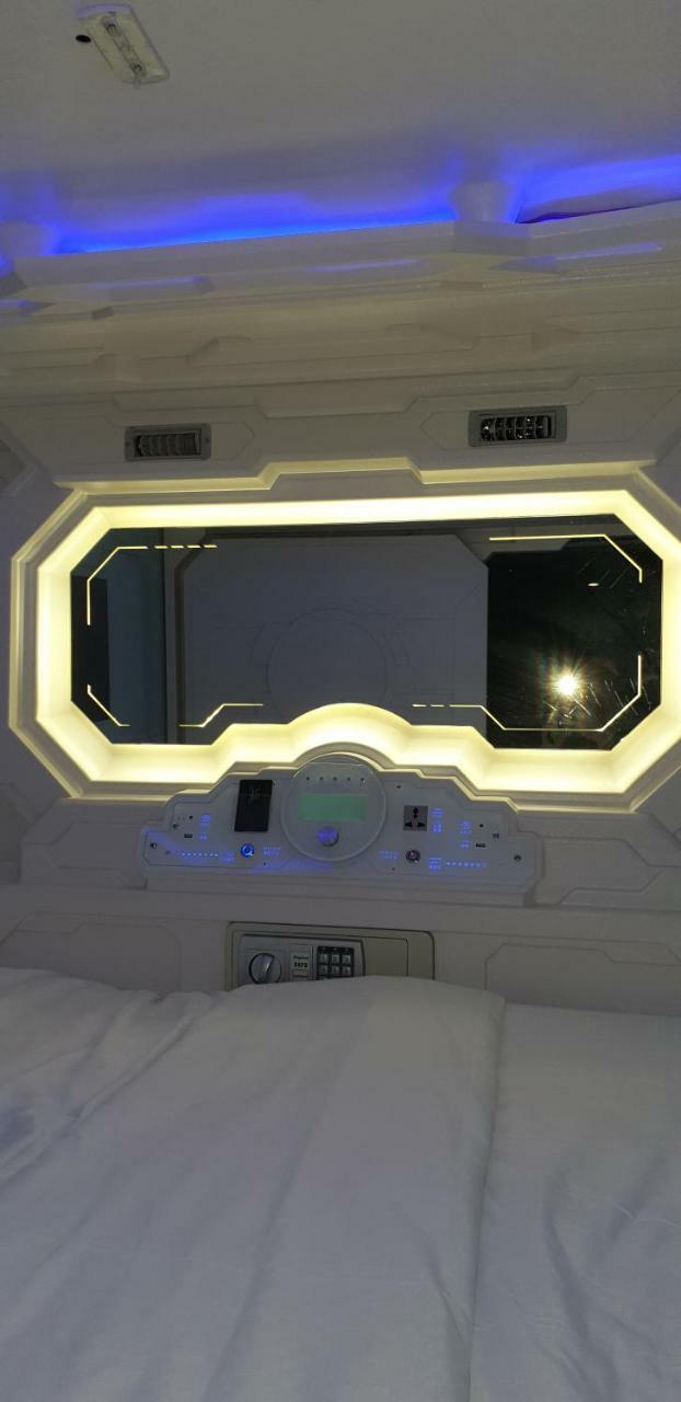 Q Capsule Hotel Джордж Таун Екстериор снимка