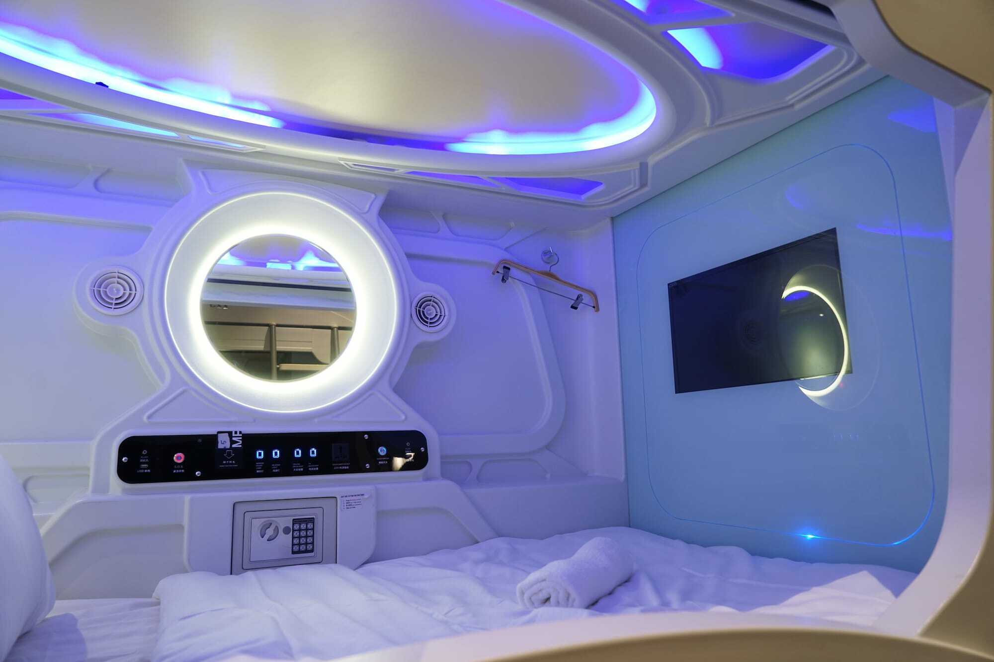 Q Capsule Hotel Джордж Таун Екстериор снимка